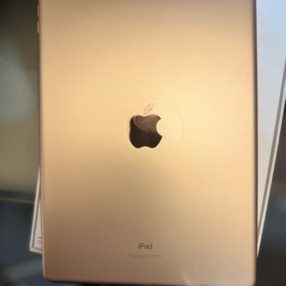 iPad 7th gen w/ wifi & cellular - pristine condition - Picture 4 of 4